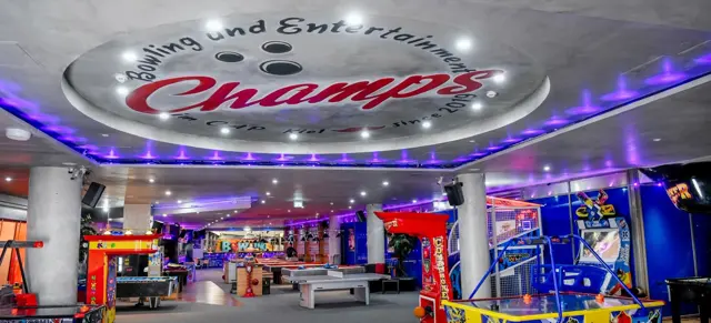 Arcade-Zone im Champs mit Air Hockey, Basketball und Spielautomaten