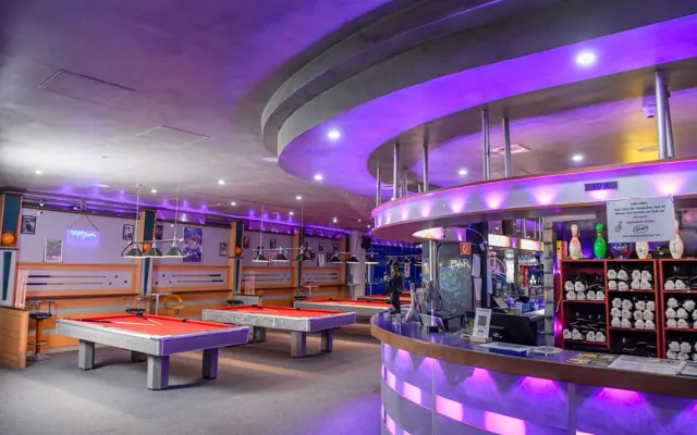 Pool-Billardtische mit beleuchtetem Counter im Champs