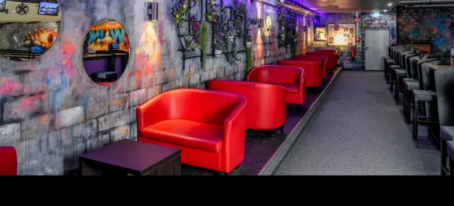 Lounge mit roten Sesseln im Champs