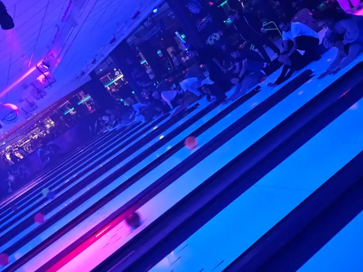 Gäste beim Moonlight Bowling
