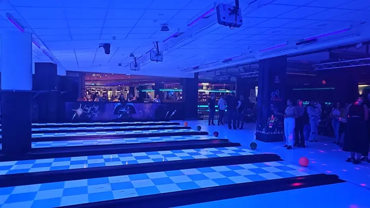 Halle mit Schwarzlicht und Lichteffekten