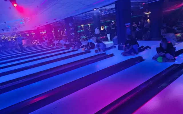 Moonlight Bowling unter Schwarzlicht im Champs
