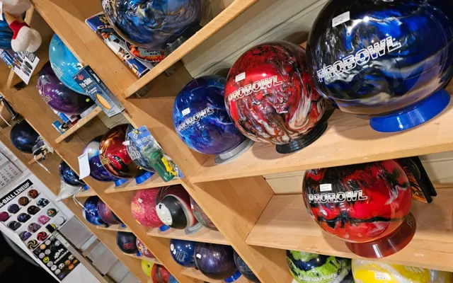 Bowlingbälle im Champs ProShop