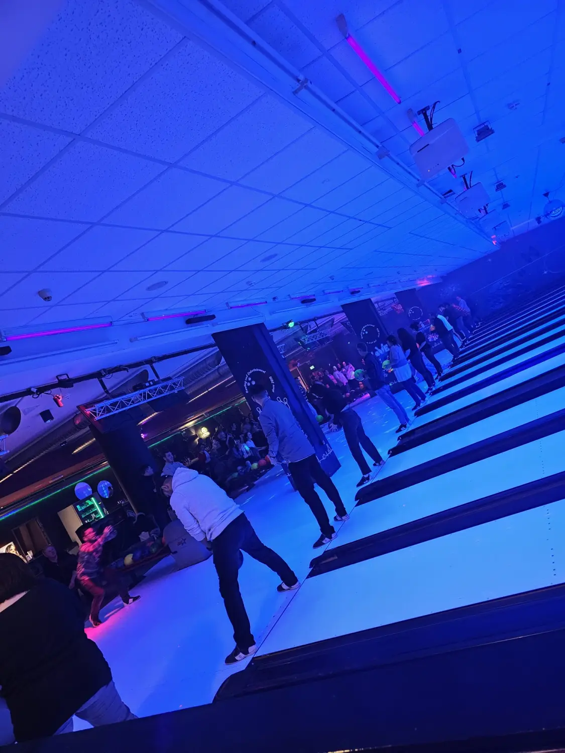 Champs Bowling Kiel GmbH Menschen im Bowlingbereich