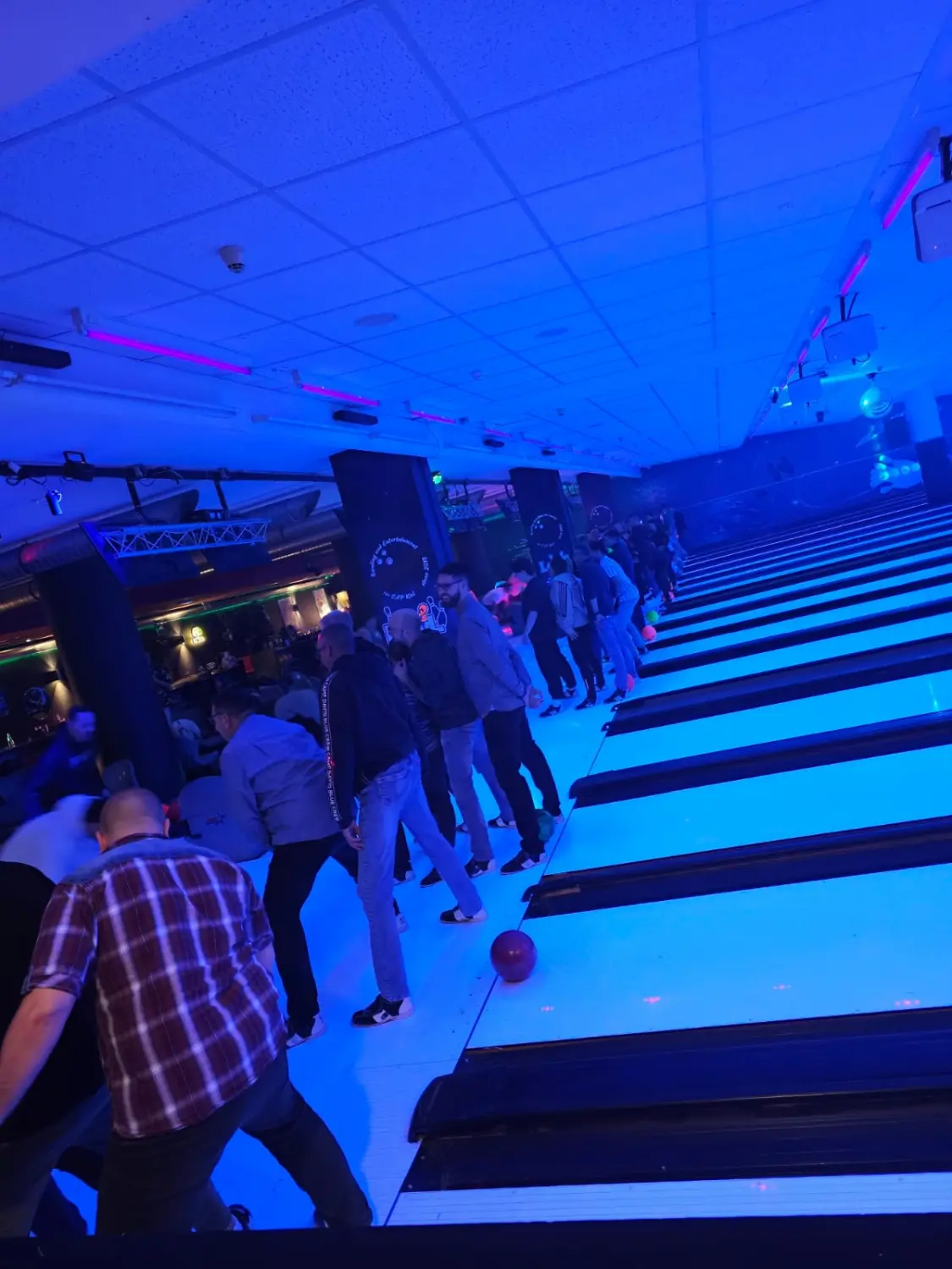 Champs Bowling Kiel GmbH Menschen im Bowlingbereich