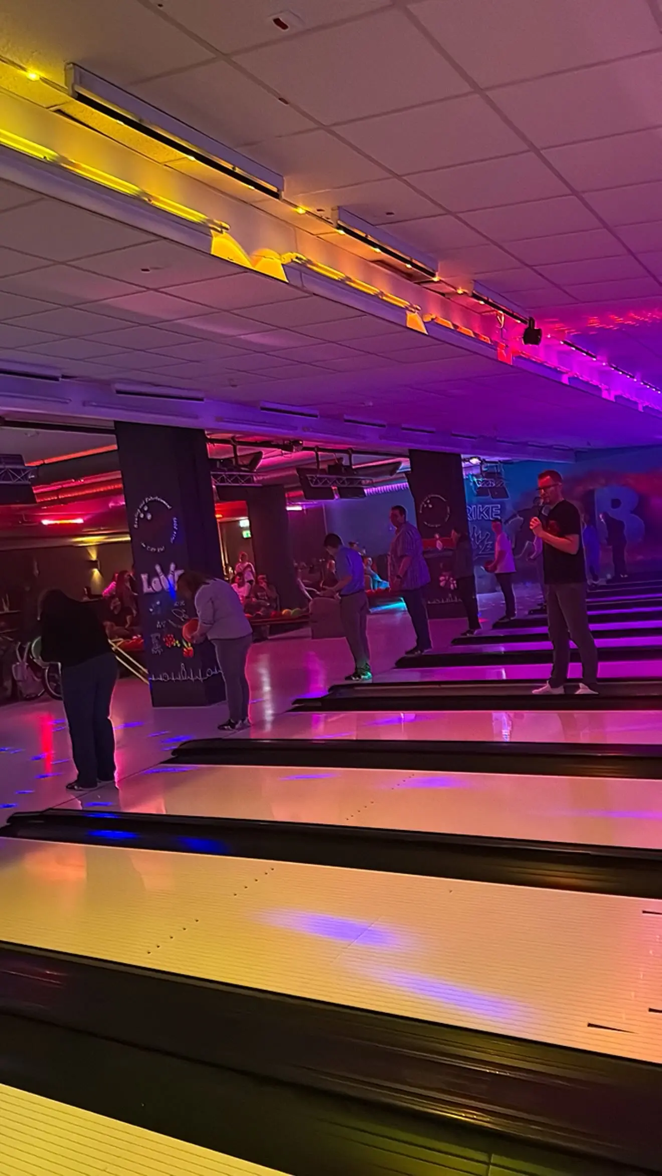 Champs Bowling Kiel GmbH Menschen im Bowlingbereich