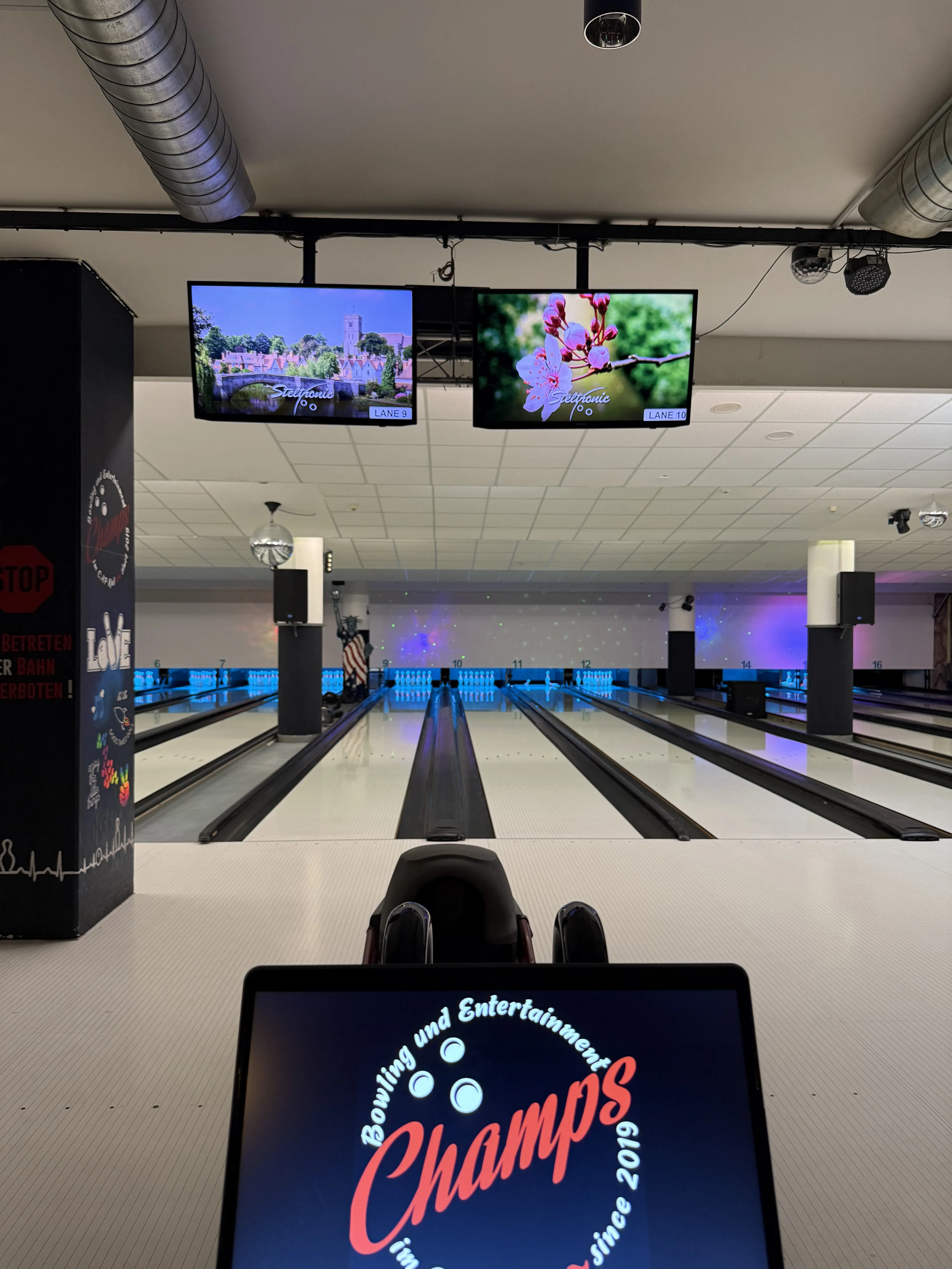 Champs Bowling Kiel GmbH Menschen im Bowlingbereich