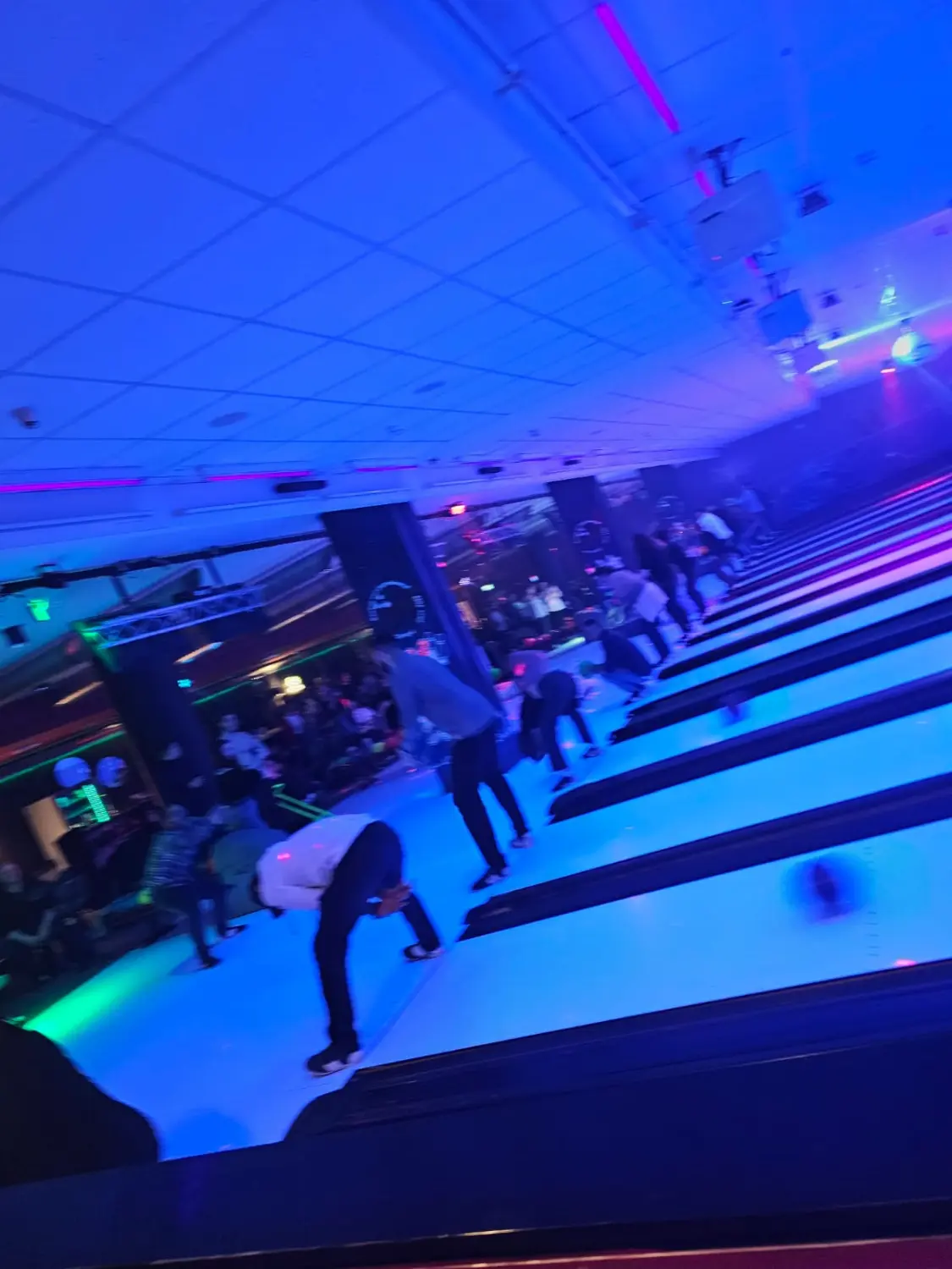 Champs Bowling Kiel GmbH Menschen im Bowlingbereich
