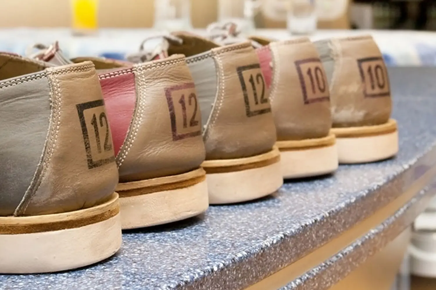 Bowlingnummer der Champs Bowling Kiel GmbH auf einem Schuh